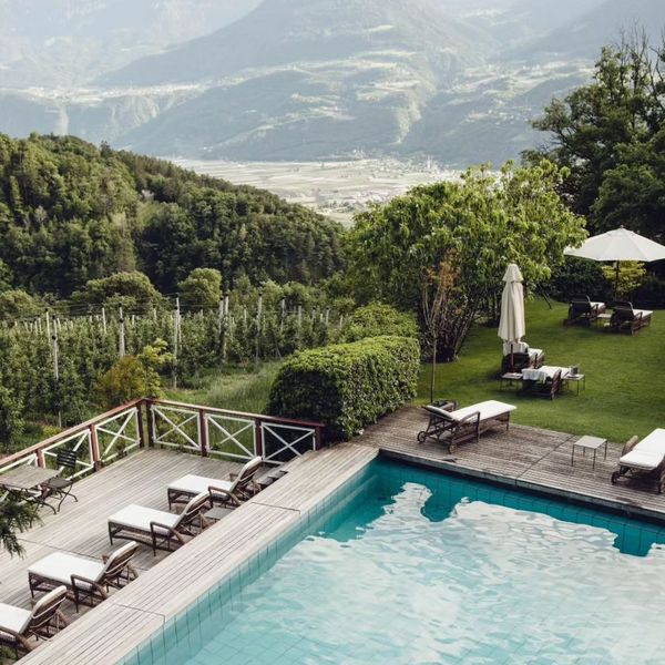 Give in to gentle relaxation in the water 💦 of our heated 8x13 m outdoor pool. #castelfragsburg...